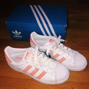 adidas Originals Superstar: white/chalk coral